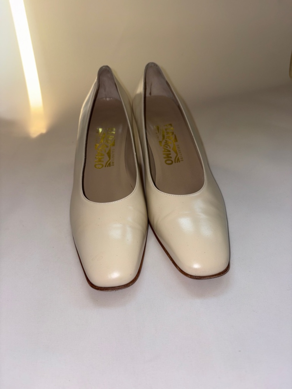 VINTAGE Salvatore Ferragamo Cream Leather Block Heel Pumps Size 9.5 - Picture 2 of 7